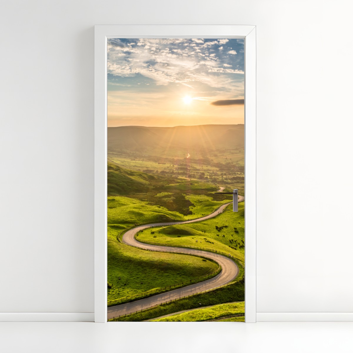 Türaufkleber goldener sonnenuntergang über einer geschwungenen landstraße – Wallnifity®