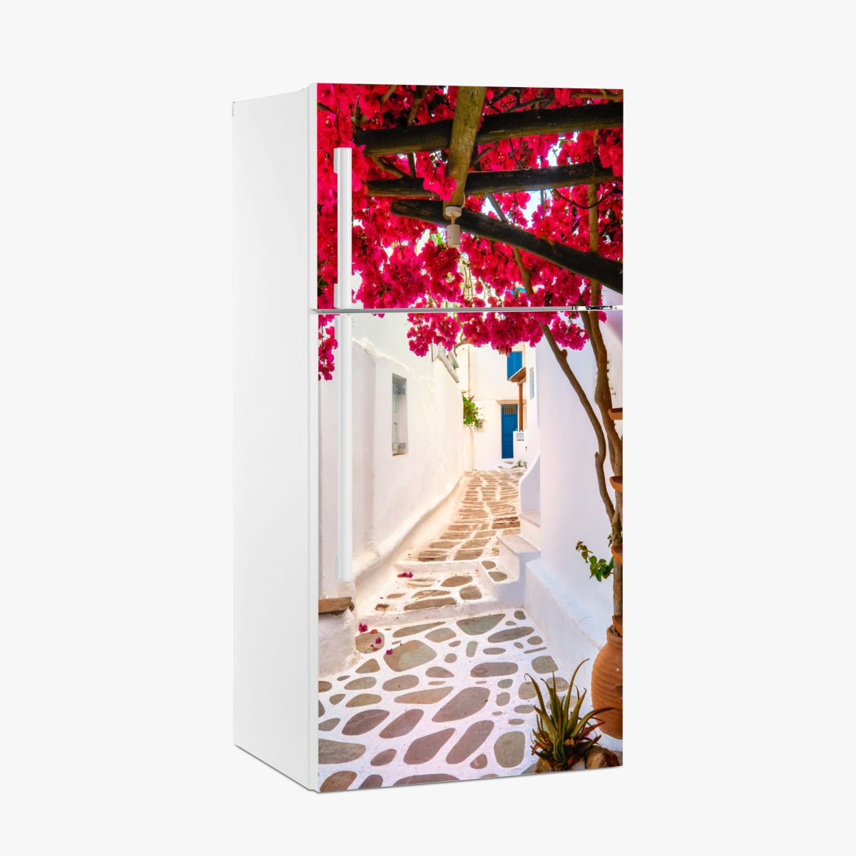 Kühlschrankaufkleber sonnige gasse in Griechenland mit bougainvillea – Wallnifity®
