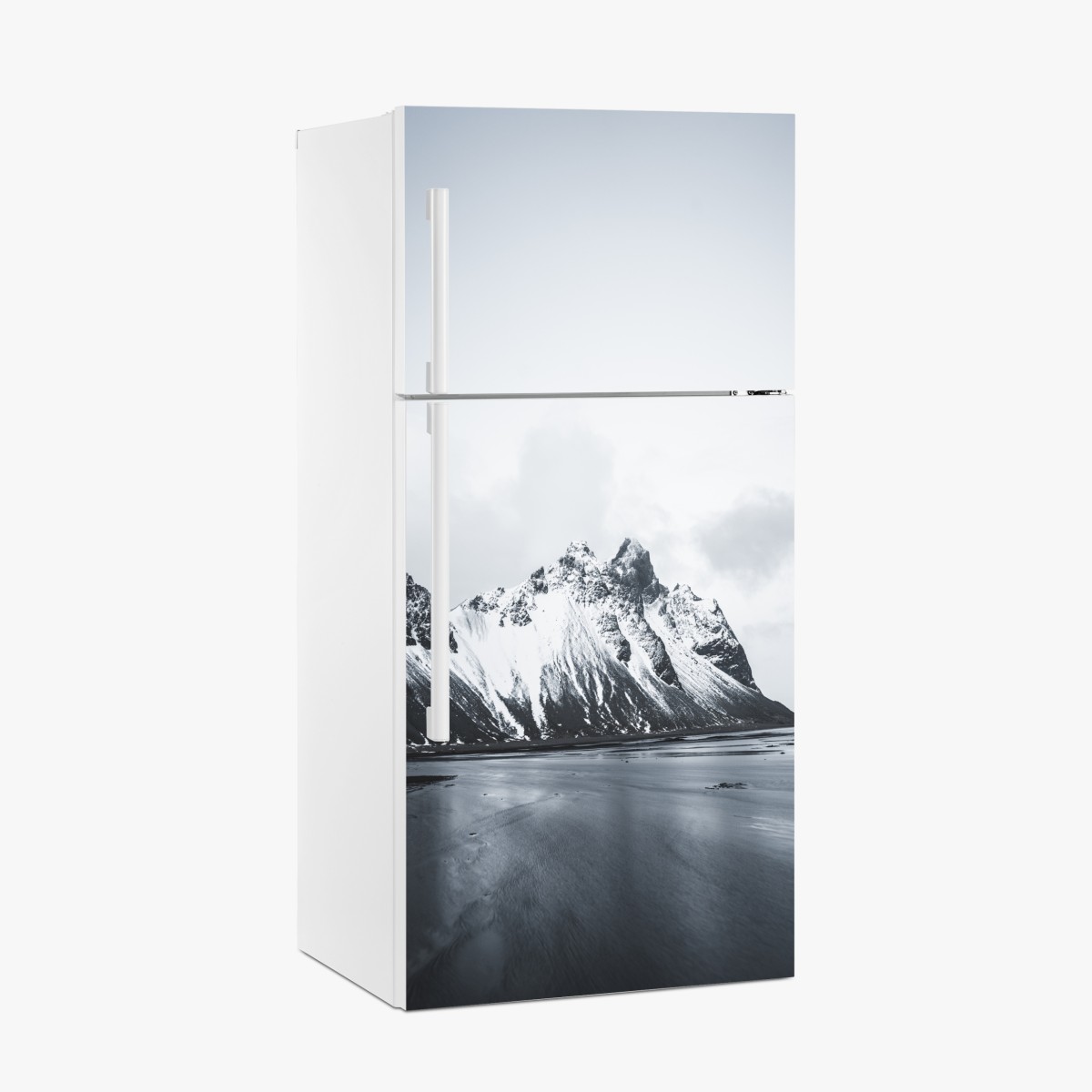 Kühlschrankaufkleber ruhige schneebedeckte berglandschaft am meer – Wallnifity®