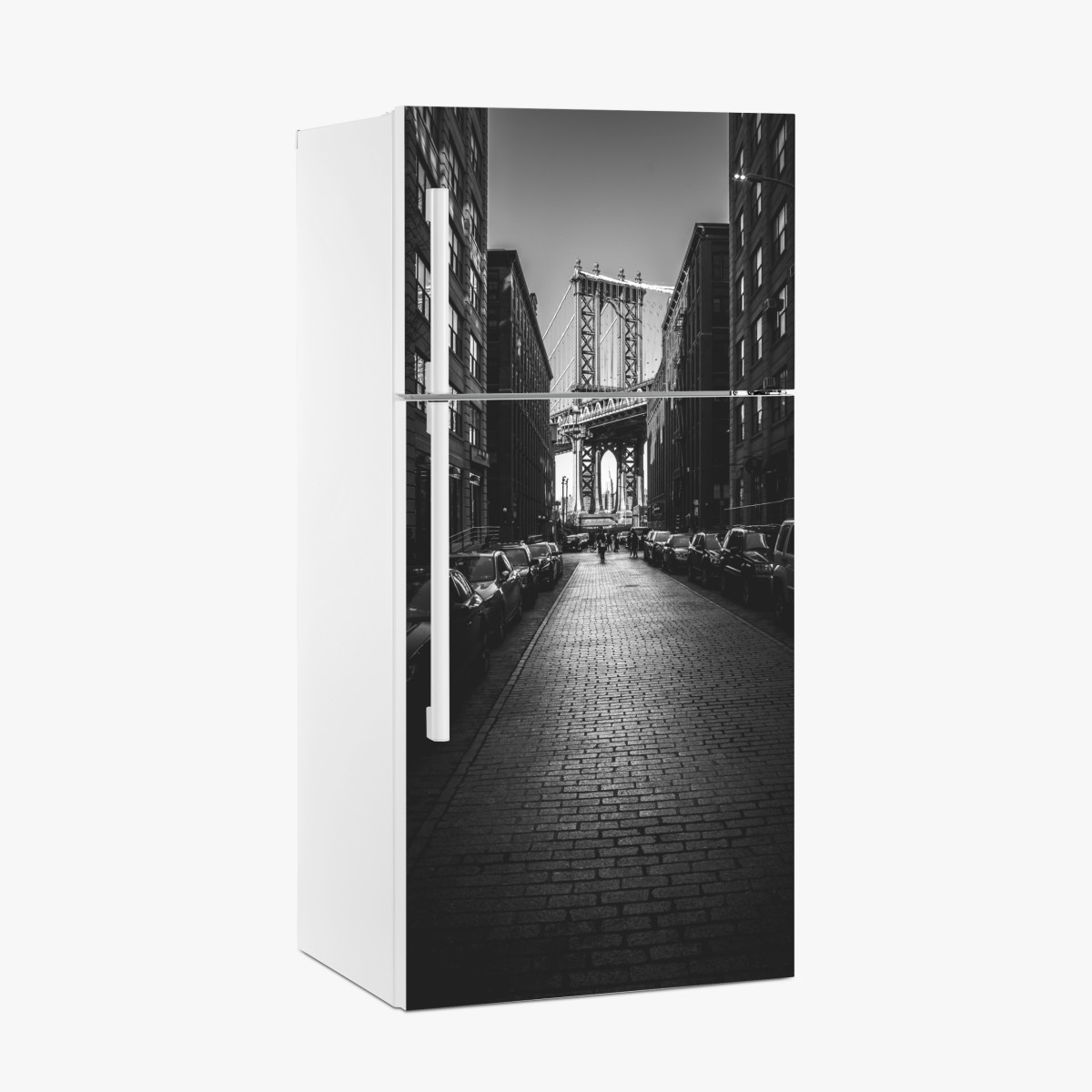 Kühlschrankaufkleber Manhattan Bridge im rahmen einer gepflasterten straße – Wallnifity®