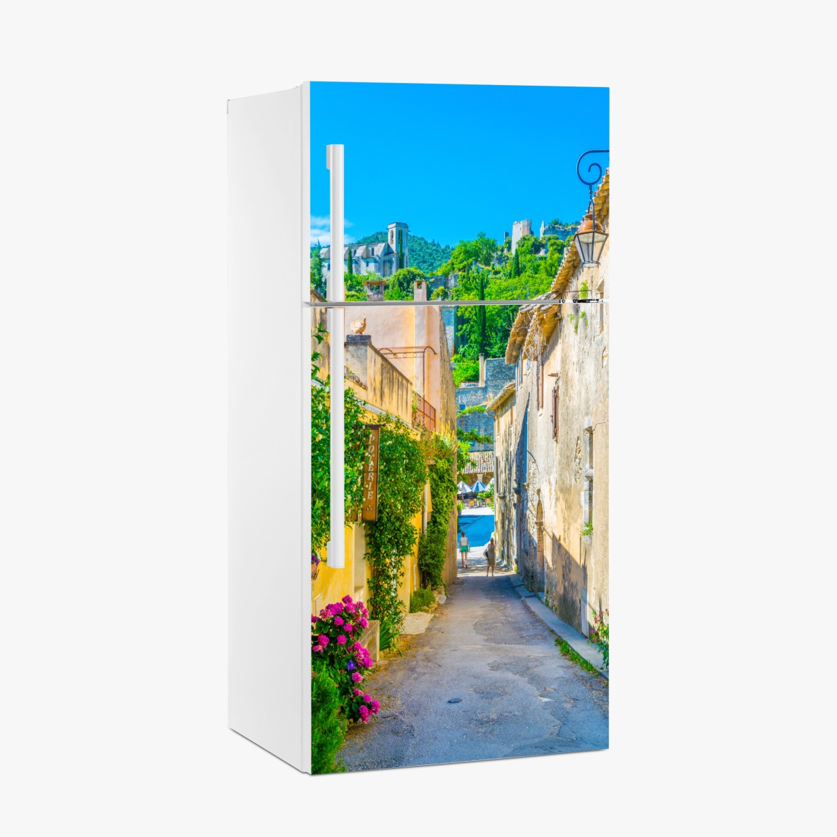 Kühlschrankaufkleber sonnenbeschienene gasse in einem mediterranen dorf – Wallnifity®