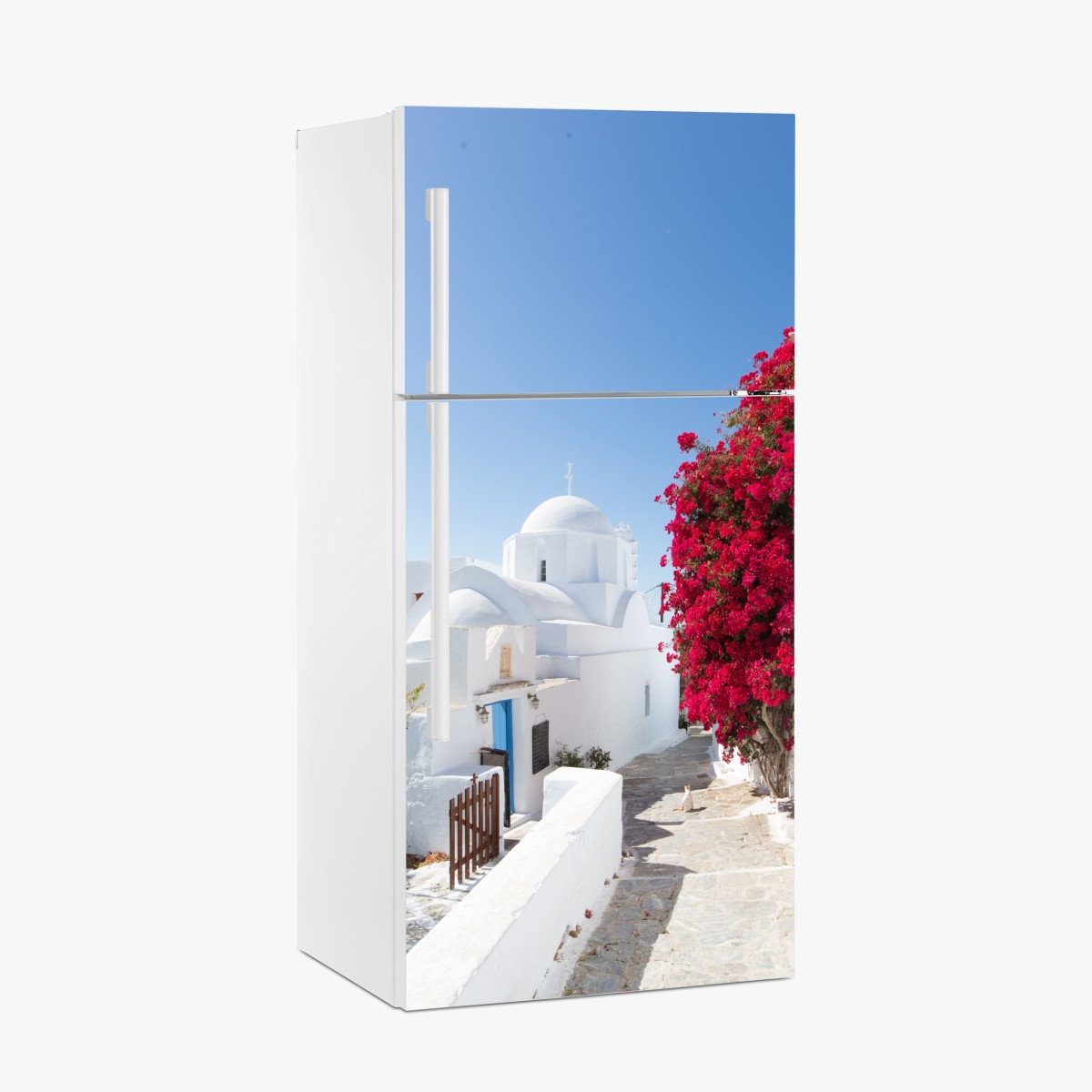 Kühlschrankaufkleber sonnige gasse auf der insel mit leuchtender buganvillea – Wallnifity®