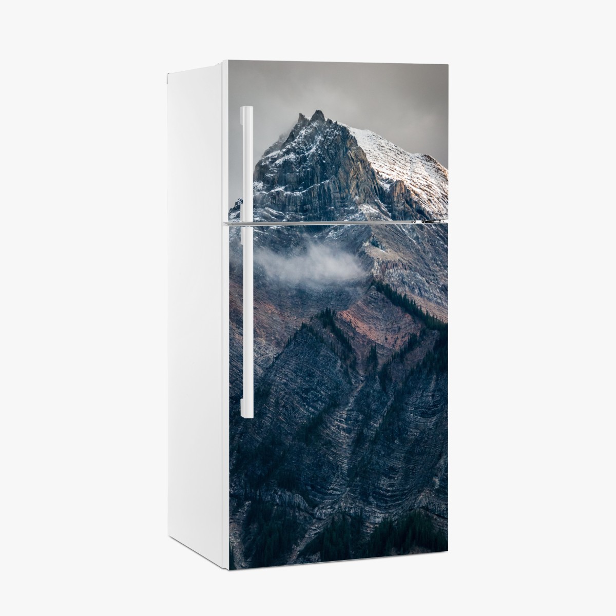 Kühlschrankaufkleber dramatischer alpiner gipfel im nebel – Wallnifity®