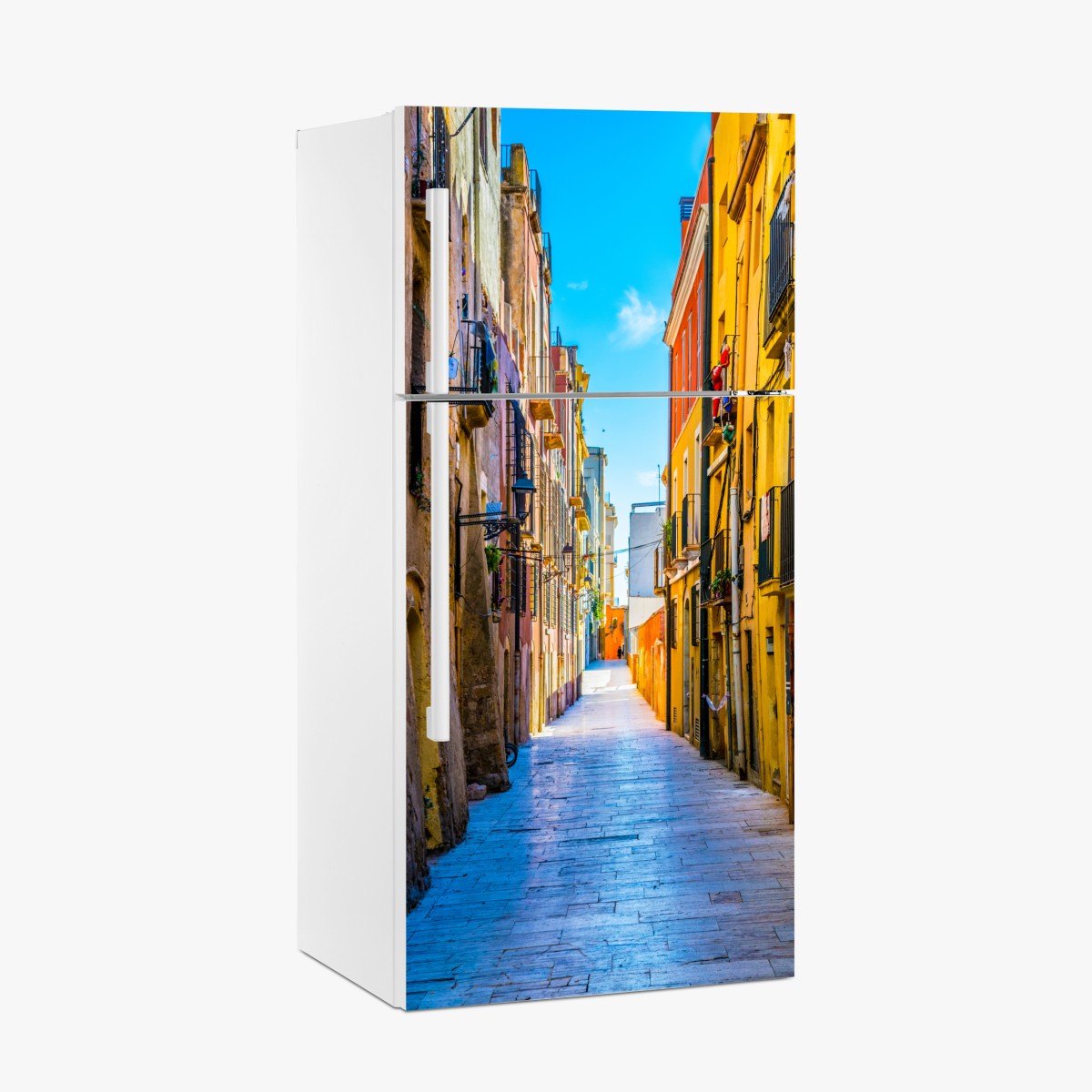 Kühlschrankaufkleber sonnenbeschienene mediterrane gasse mit bunten fassaden – Wallnifity®