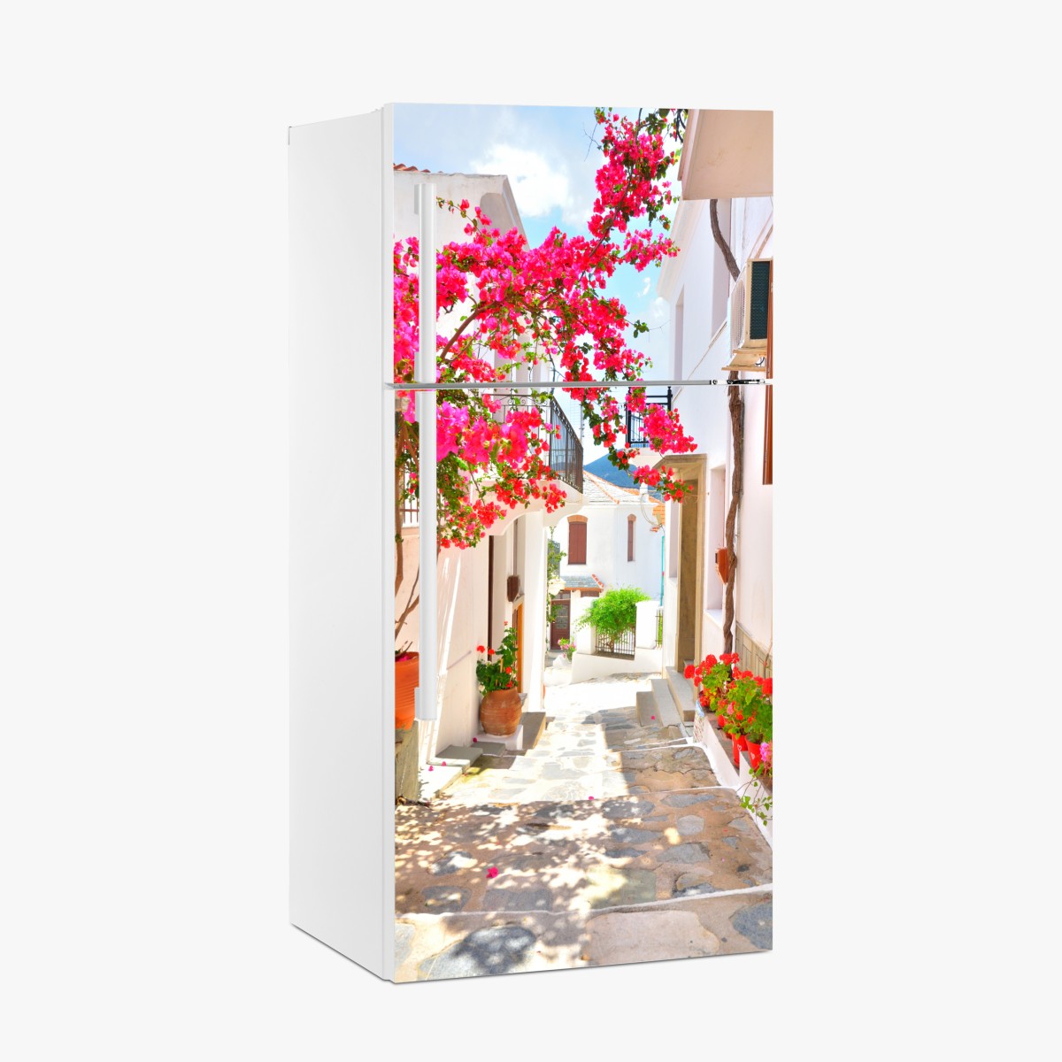 Kühlschrankaufkleber sonnige mediterrane gasse mit bougainvillea – Wallnifity®