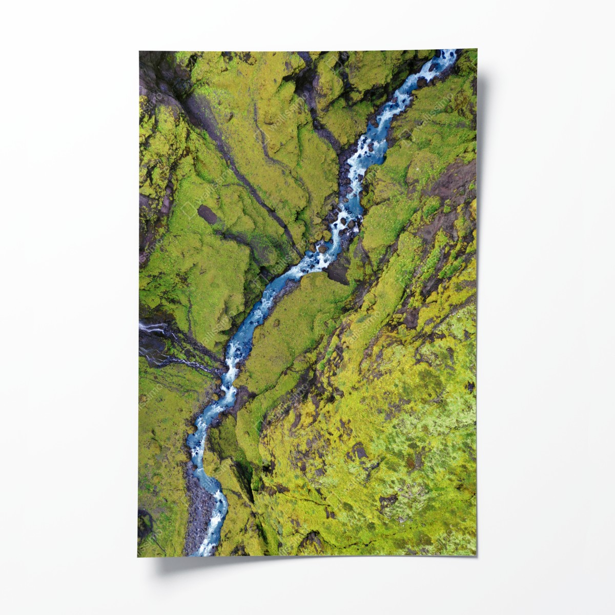 Poster luftaufnahme: fluss in moosbedeckter schlucht – Wallnifity®