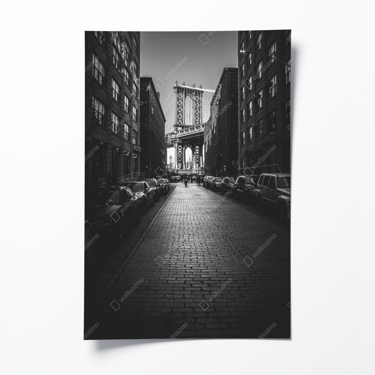 Poster Manhattan Bridge im rahmen einer gepflasterten straße – Wallnifity®