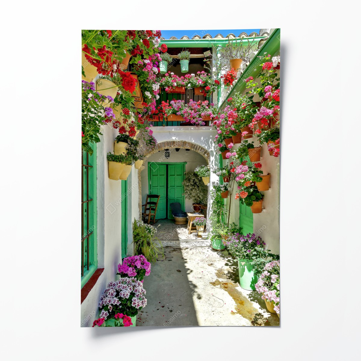 Poster sonniger innenhof mit blumen und grünen türen – Wallnifity®