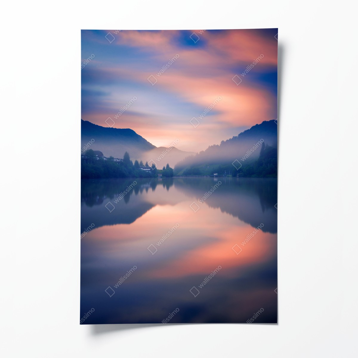 Poster nebeliger bergsee bei dämmerung – Wallnifity®