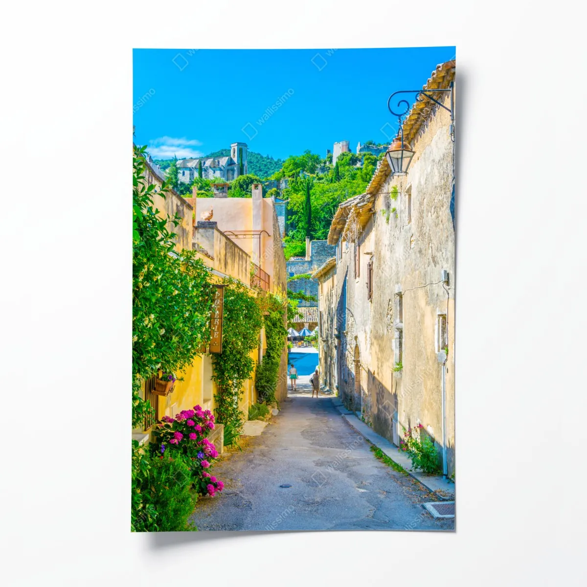 Poster sonnenbeschienene gasse in einem mediterranen dorf – Wallnifity®