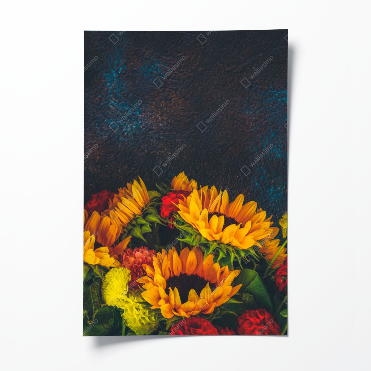 Poster lebendiger sonnenblumenstrauß vor dunklem hintergrund – Wallnifity®