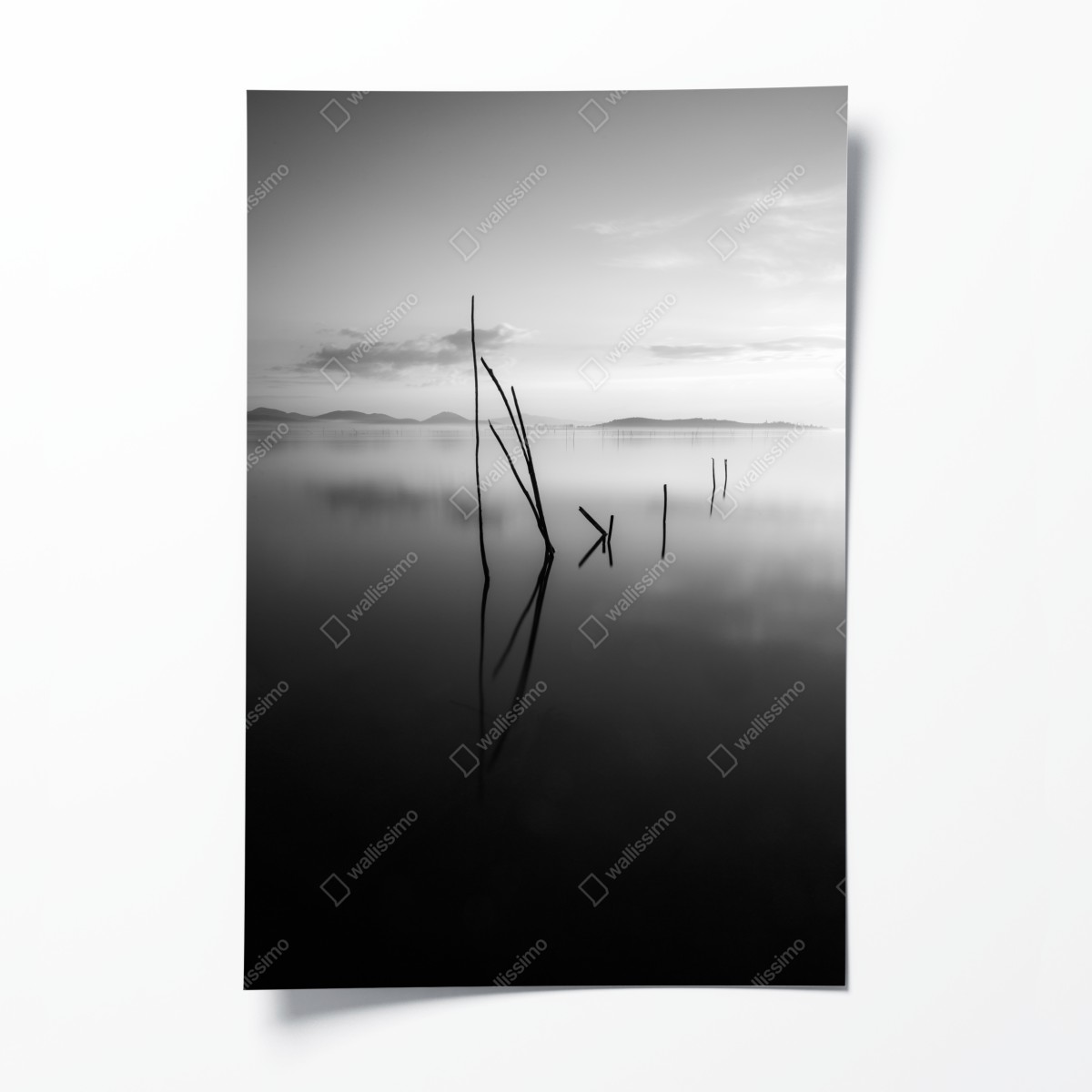 Poster ruhiger monochromer see mit reflexionen – Wallnifity®