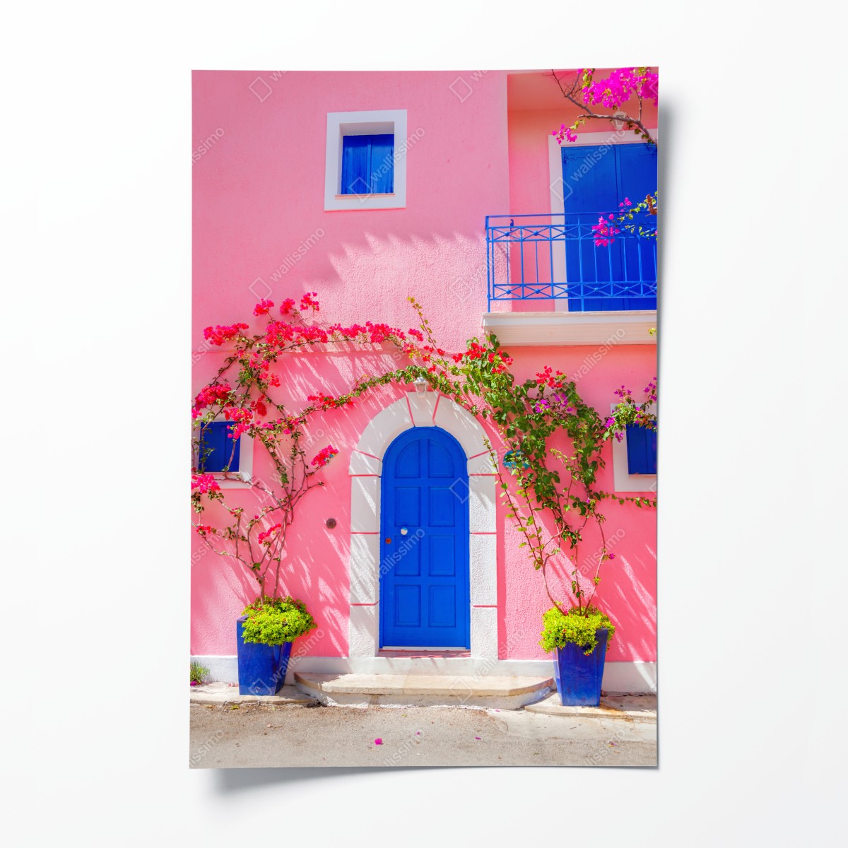 Poster leuchtende rosa fassade mit blauer tür – Wallnifity®