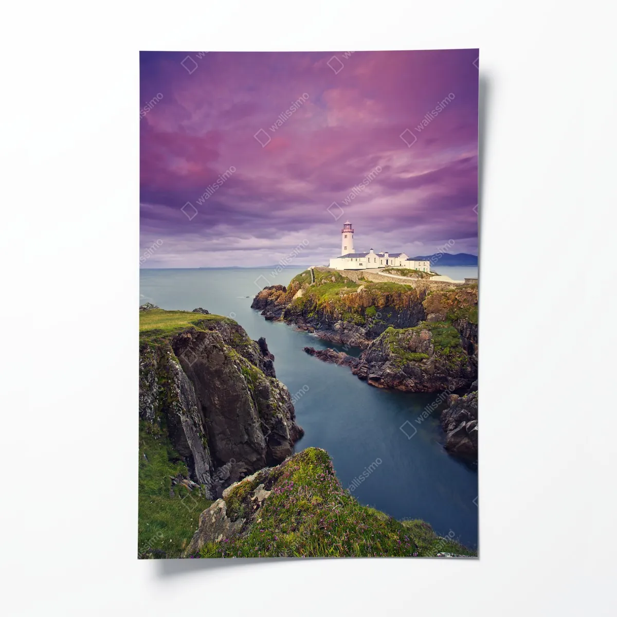 Poster lila leuchtturm an steiler küste – Wallnifity®