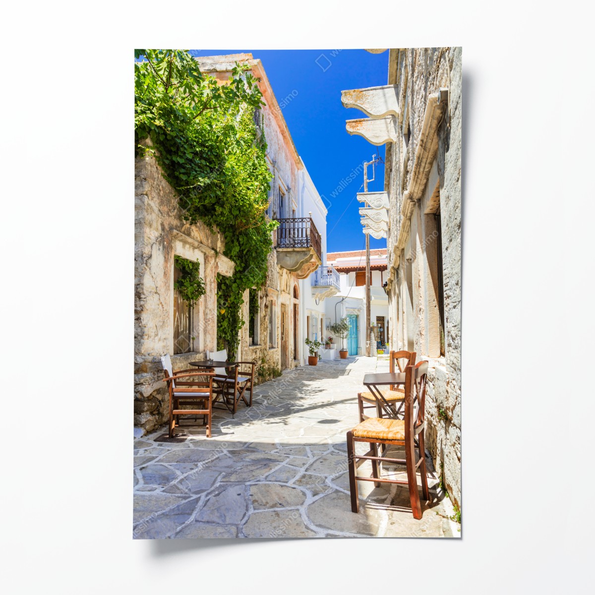 Poster sonnenbeschienene mediterrane gasse mit caféstühlen – Wallnifity®