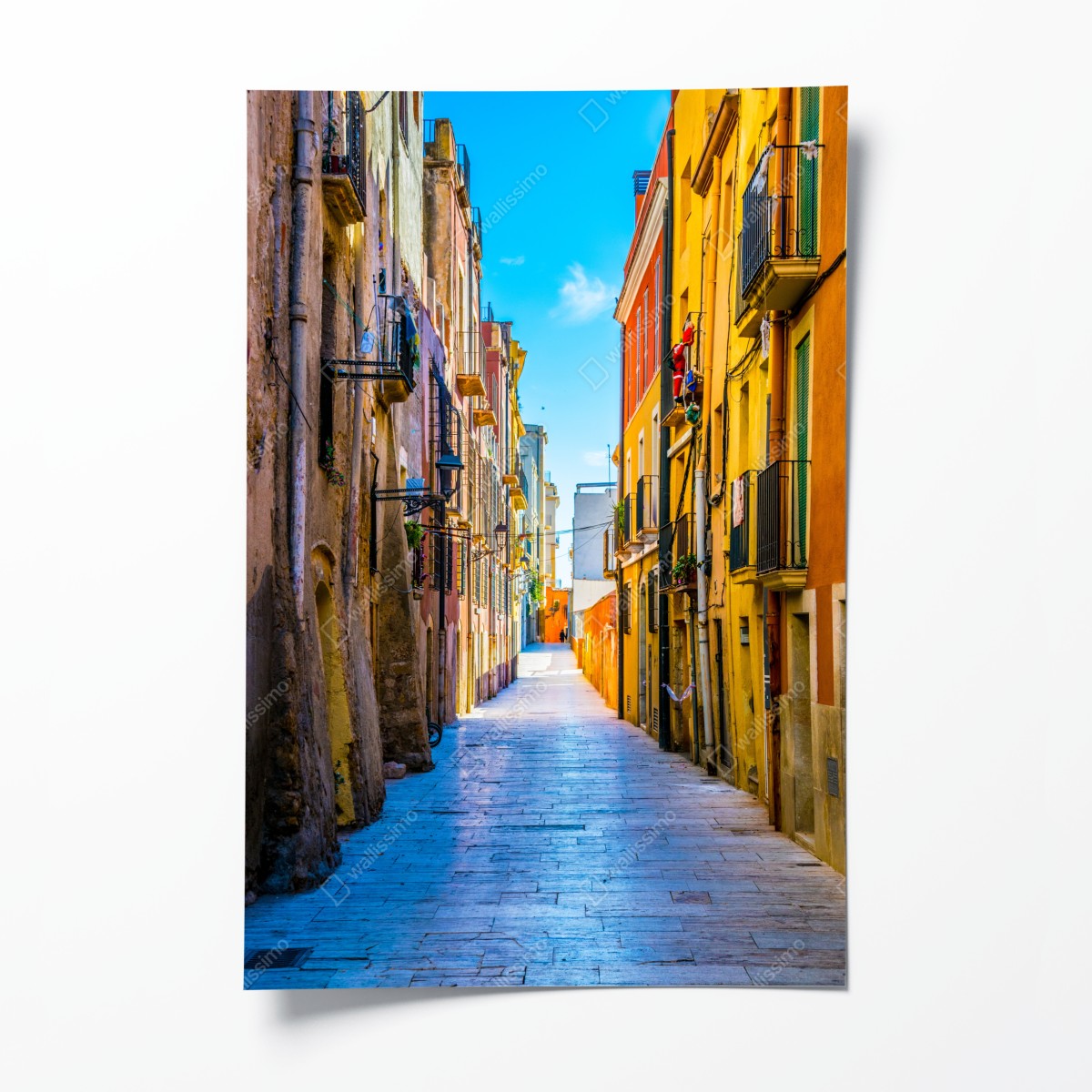 Poster sonnenbeschienene mediterrane gasse mit bunten fassaden – Wallnifity®