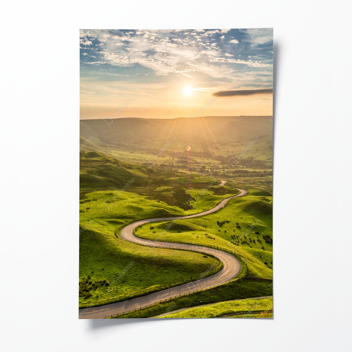 Poster goldener sonnenuntergang über einer geschwungenen landstraße – Wallnifity®