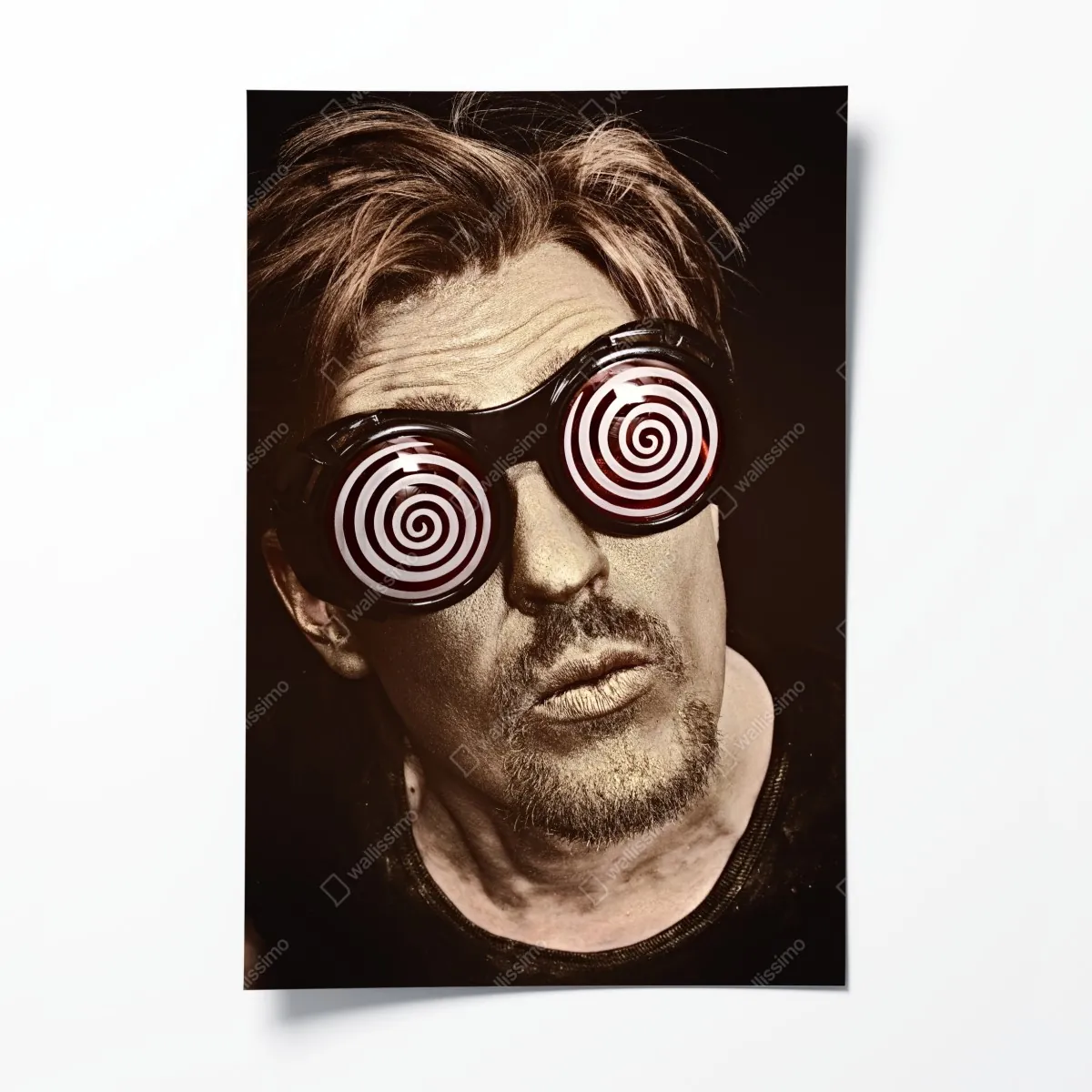 Poster hypnotisches portrait mit spiralförmigen brillengläsern – Wallnifity®
