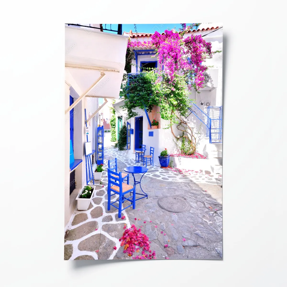 Poster sonnige gasse mit blauen stühlen – Wallnifity®
