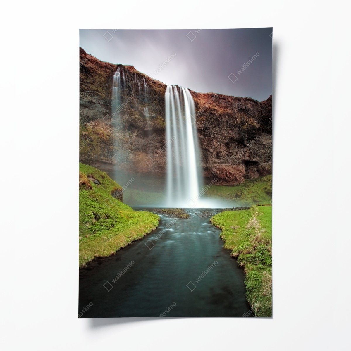 Poster nebeliger wasserfall im üppigen tal – Wallnifity®