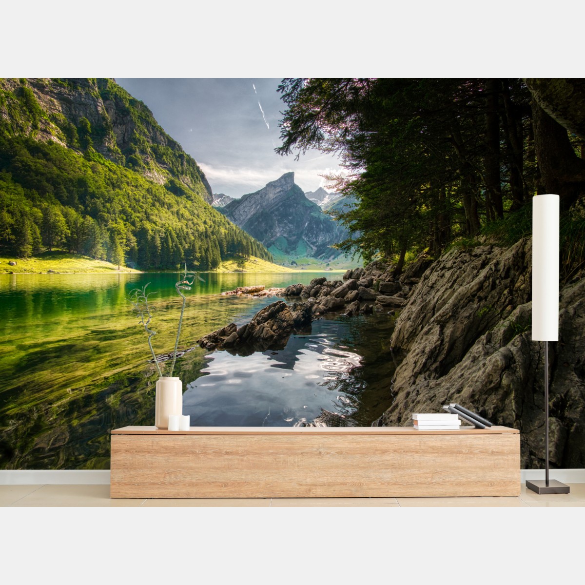 Fototapete ruhiger bergsee mit spiegelungen im wald – Wallnifity®