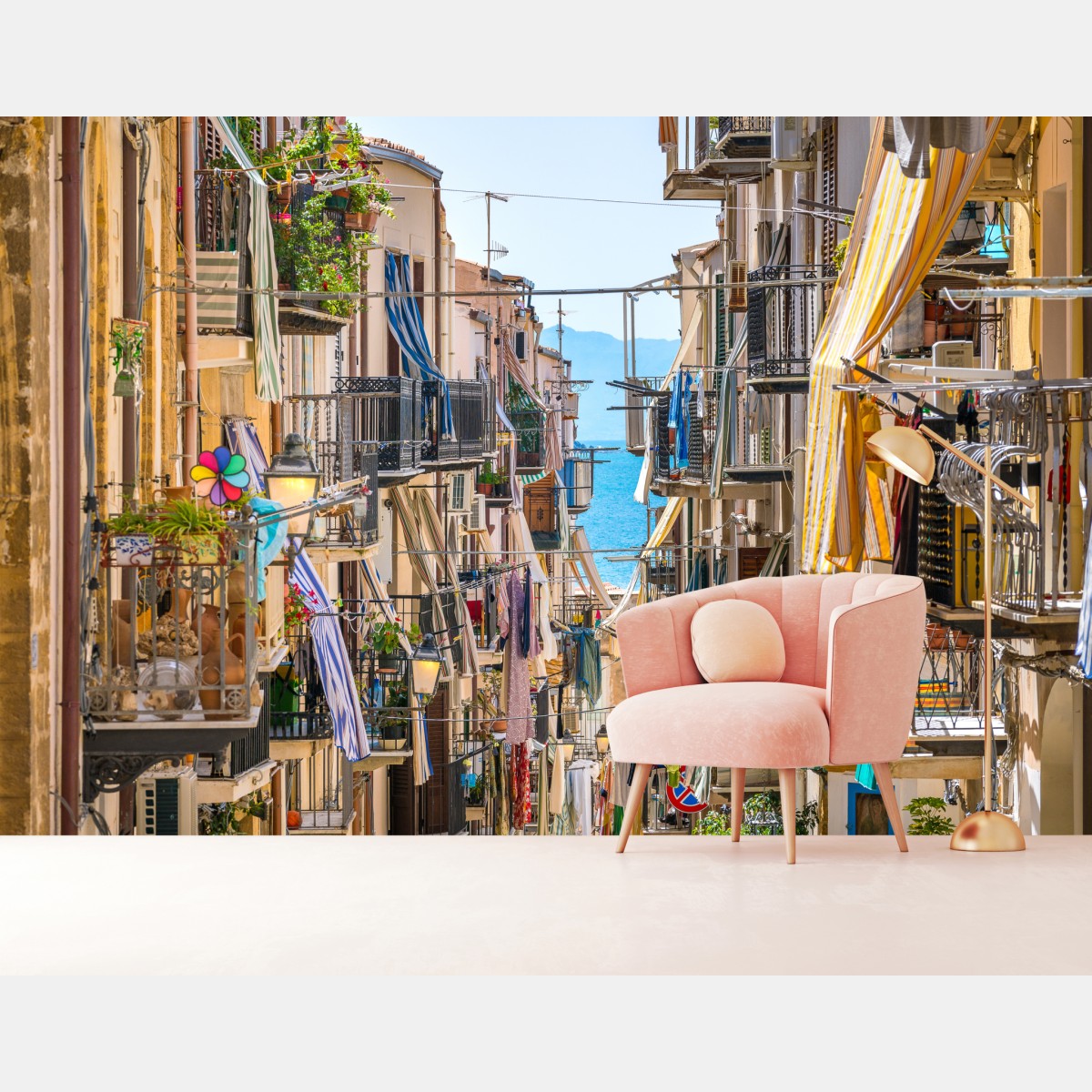 Fototapete sonnige gasse mit meerblick und balkonen – Wallnifity®