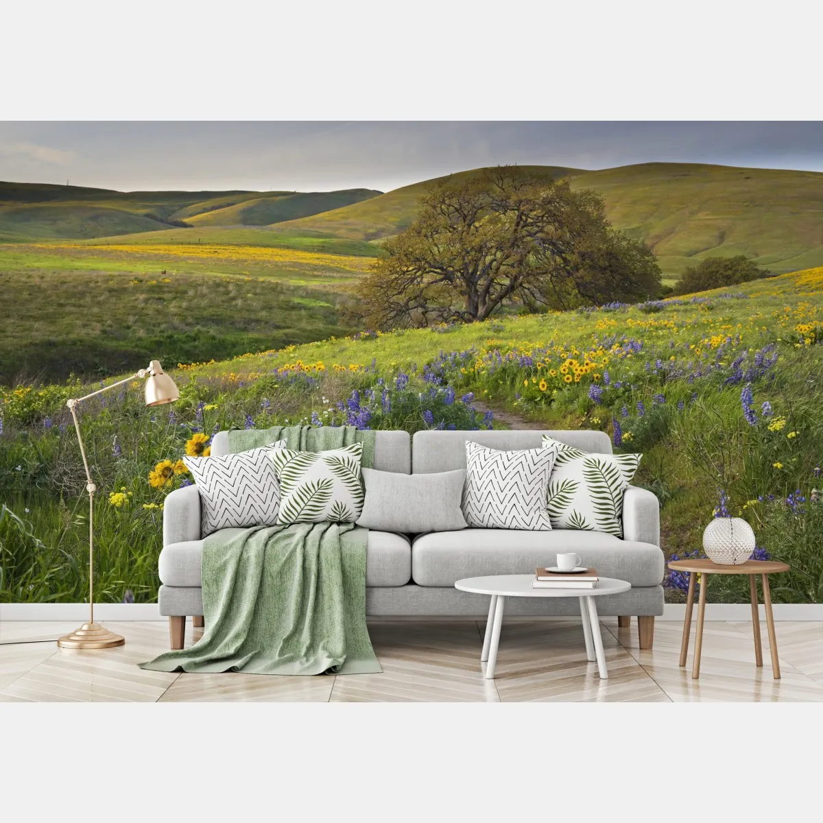 Fototapete pfad durch blumenwiese mit eichenbaum – Wallnifity®