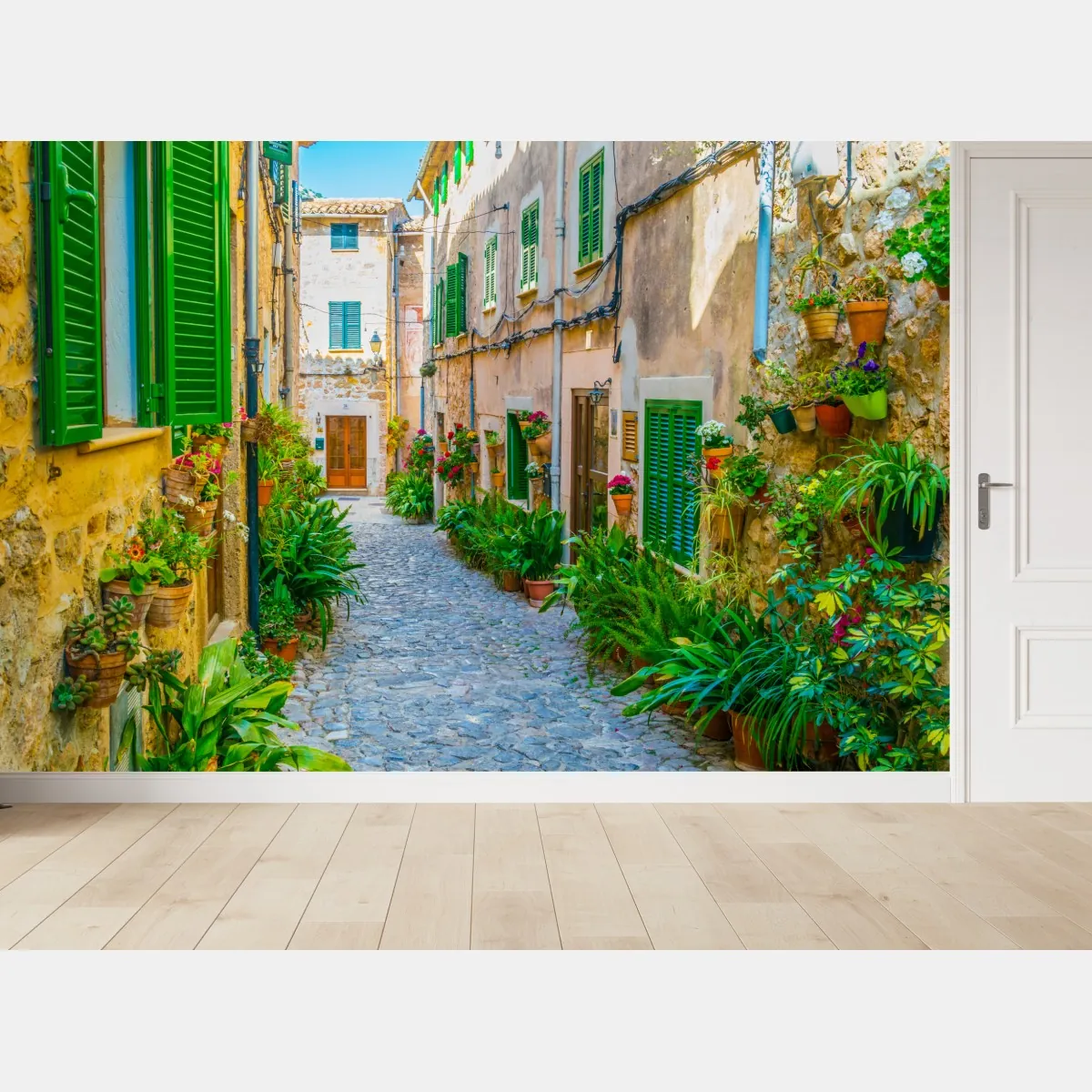 Fototapete sonnige gasse mit grünen fensterläden – Wallnifity®