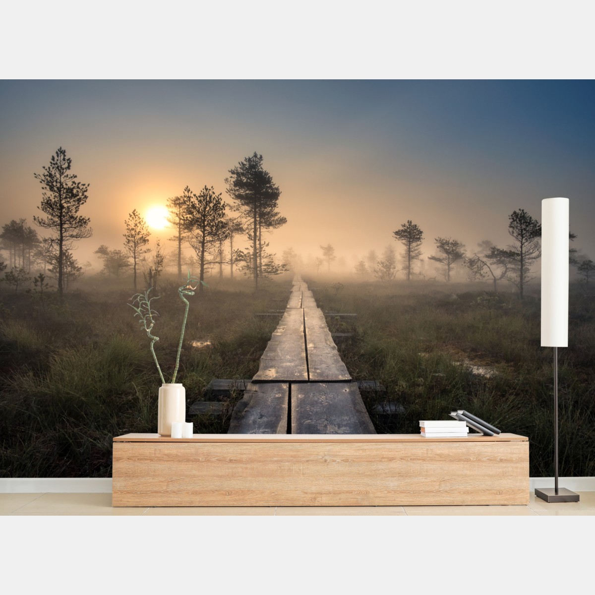 Fototapete nebliger sonnenaufgang über dem holzsteg – Wallnifity®