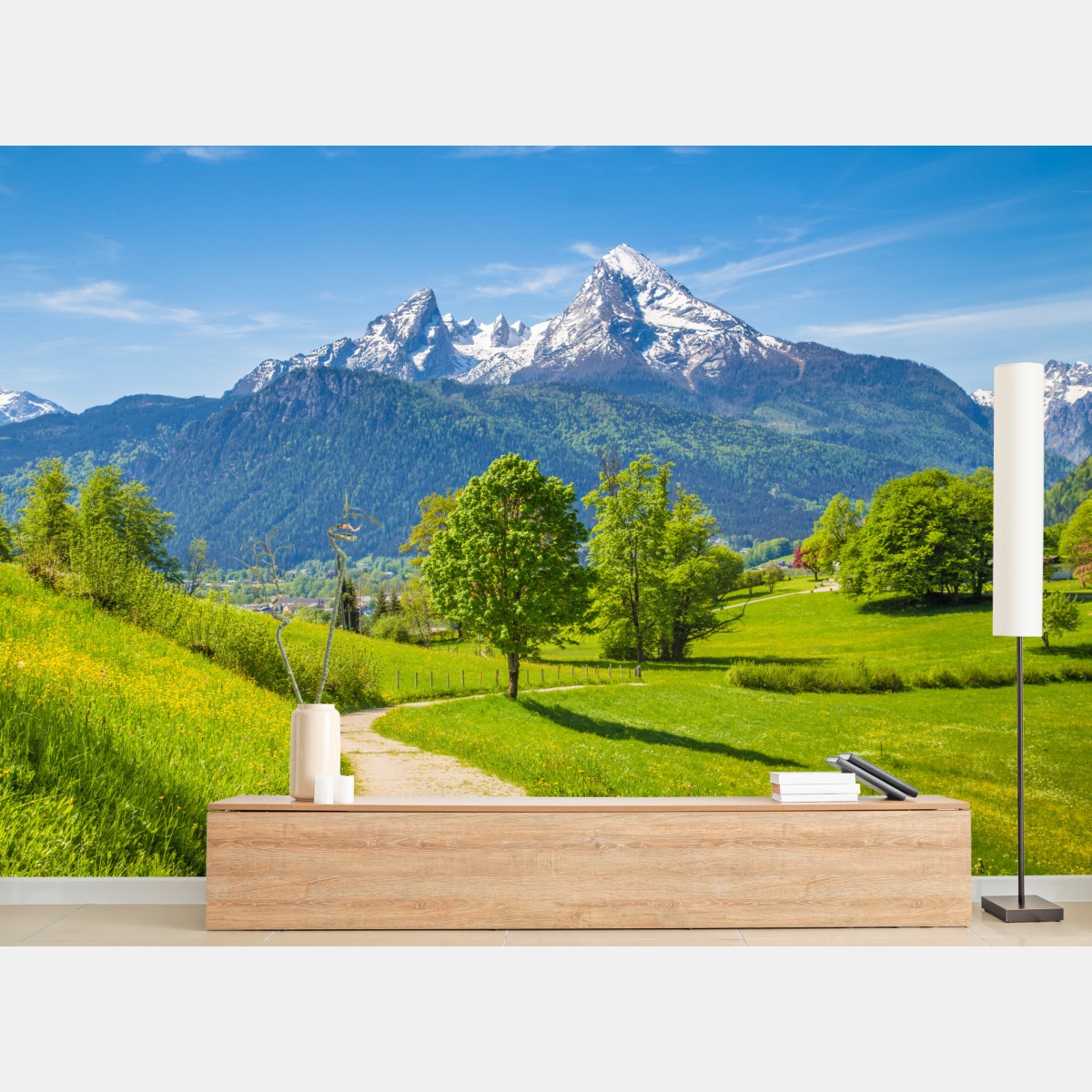 Fototapete ruhige alpenwiese mit berggipfeln – Wallnifity®