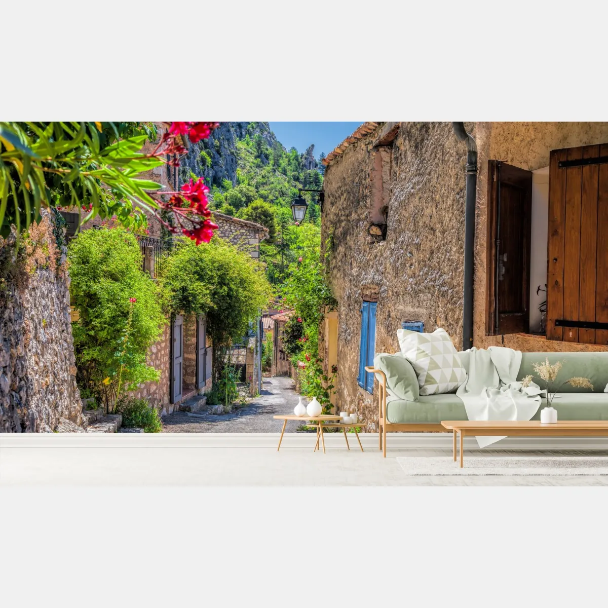 Fototapete Moustiers Sainte Marie reizvolle Dorfstraße in Provence – Wallnifity®