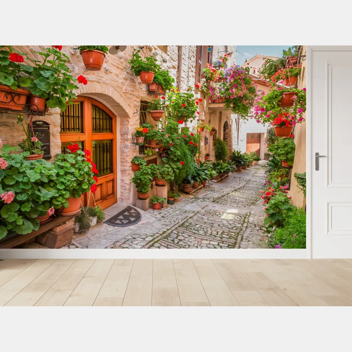 Fototapete sonnige gasse in Italien mit blühenden töpfen – Wallnifity®