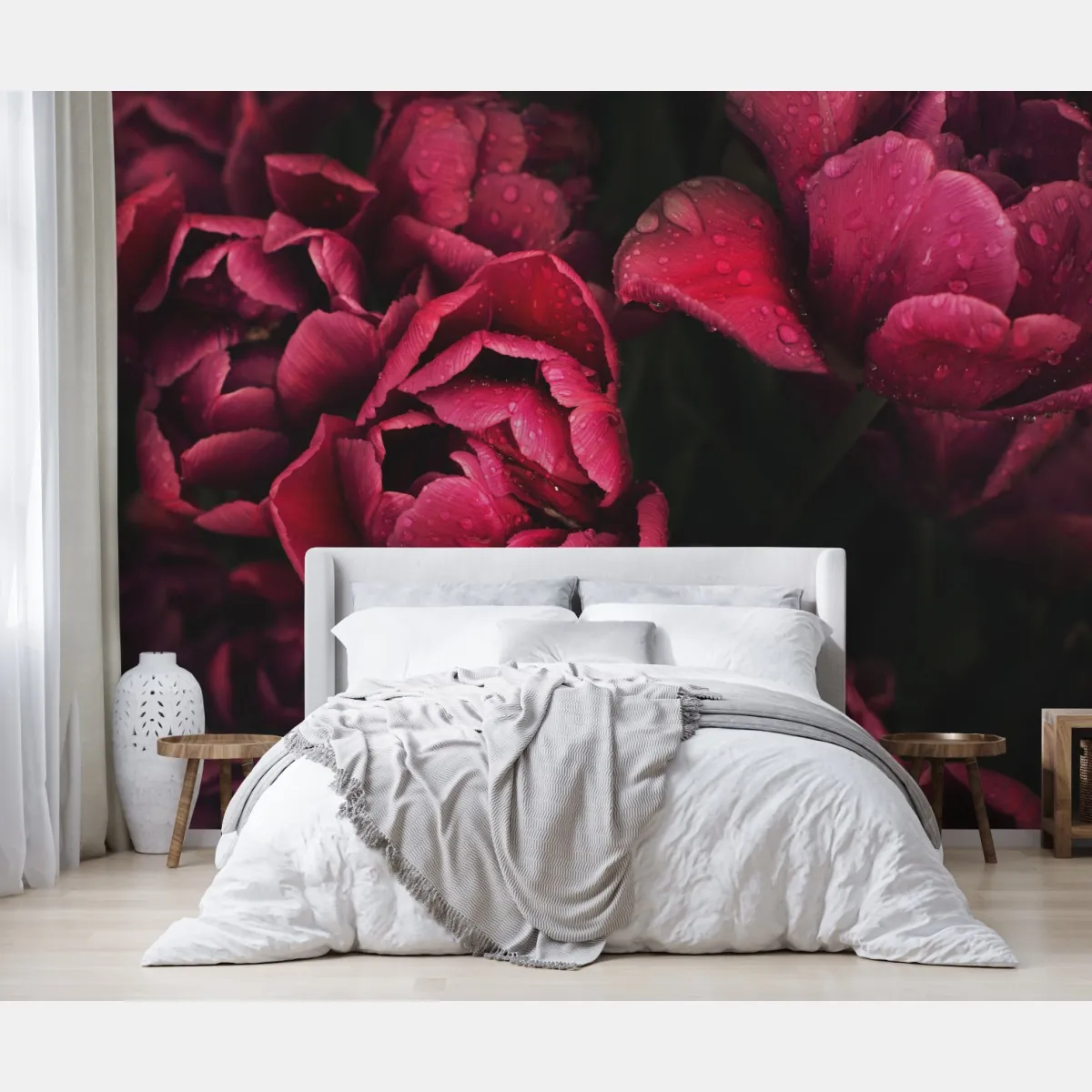 Fototapete tiefrote blüten mit wassertropfen – Wallnifity®
