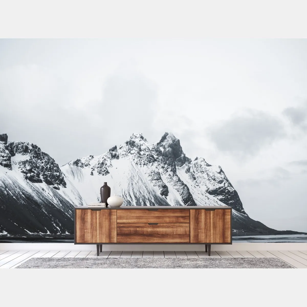 Fototapete ruhige schneebedeckte berglandschaft am meer – Wallnifity®