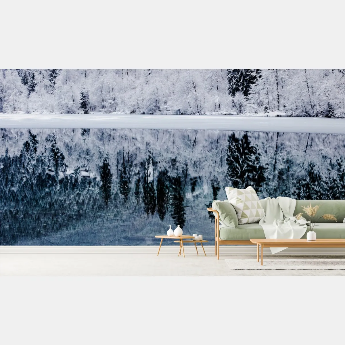 Fototapete winterlicher see mit spiegelung im verschneiten wald – Wallnifity®