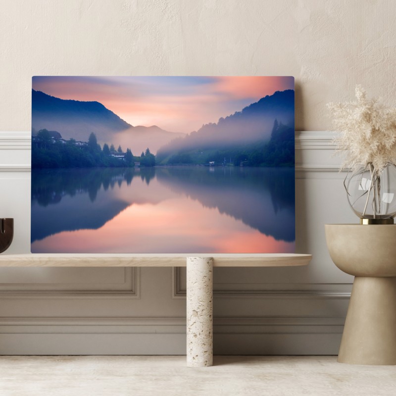 Leinwandbild nebeliger bergsee bei dämmerung – Wallnifity® Leinwandbild nebeliger bergsee bei dämmerung – Wallnifity®