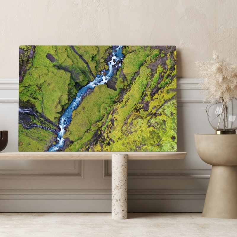 Leinwandbild luftaufnahme: fluss in moosbedeckter schlucht – Wallnifity®
