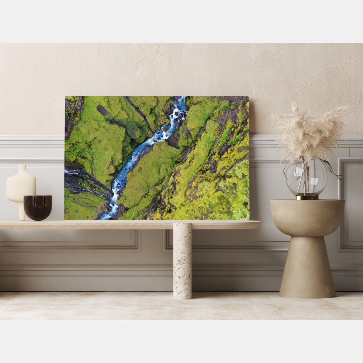 Leinwandbild luftaufnahme: fluss in moosbedeckter schlucht – Wallnifity®