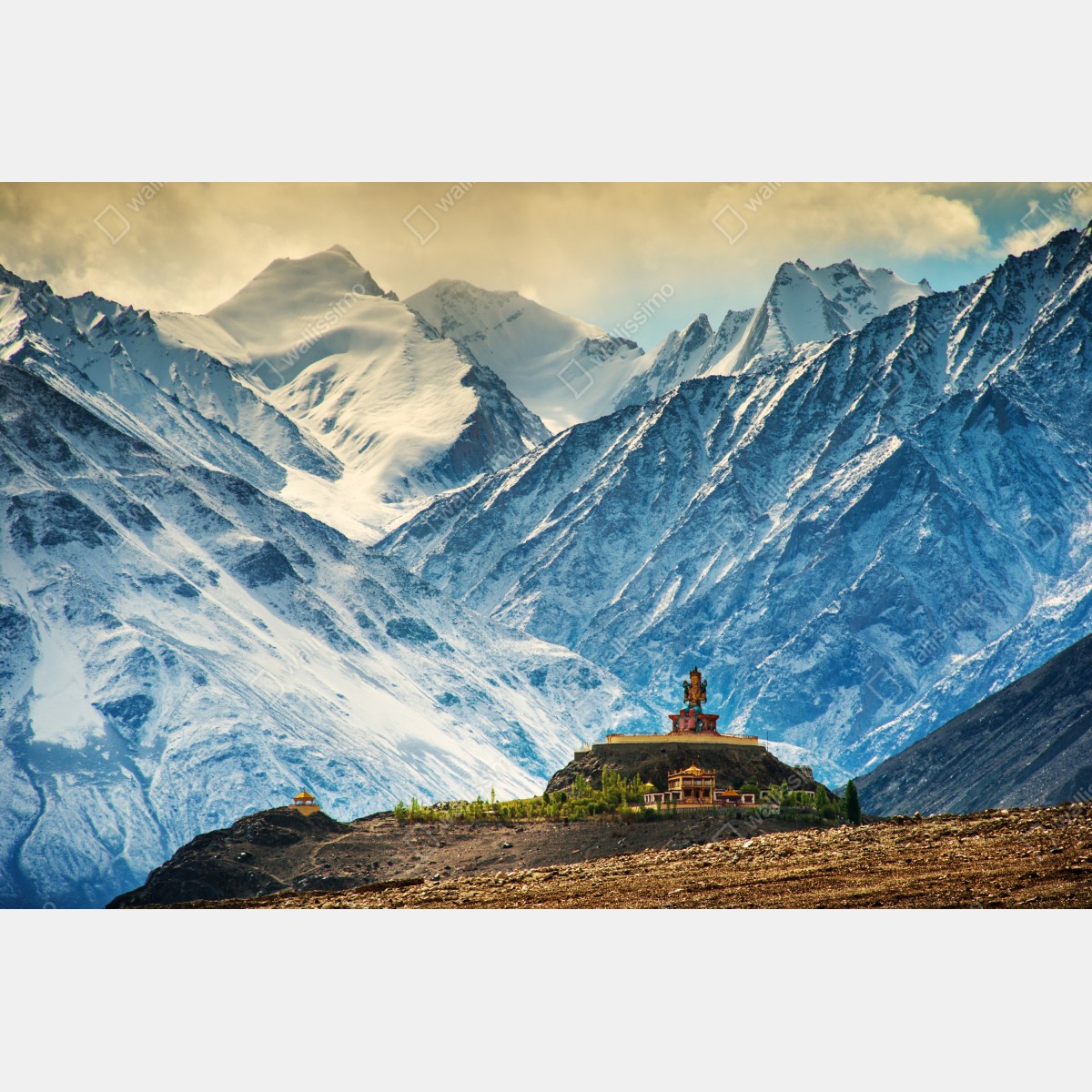 Leinwandbild majestätisches bergkloster vor schneebedeckten gipfeln – Wallnifity® Leinwandbild majestätisches bergkloster vor schneebedeckten gipfeln – Wallnifity®