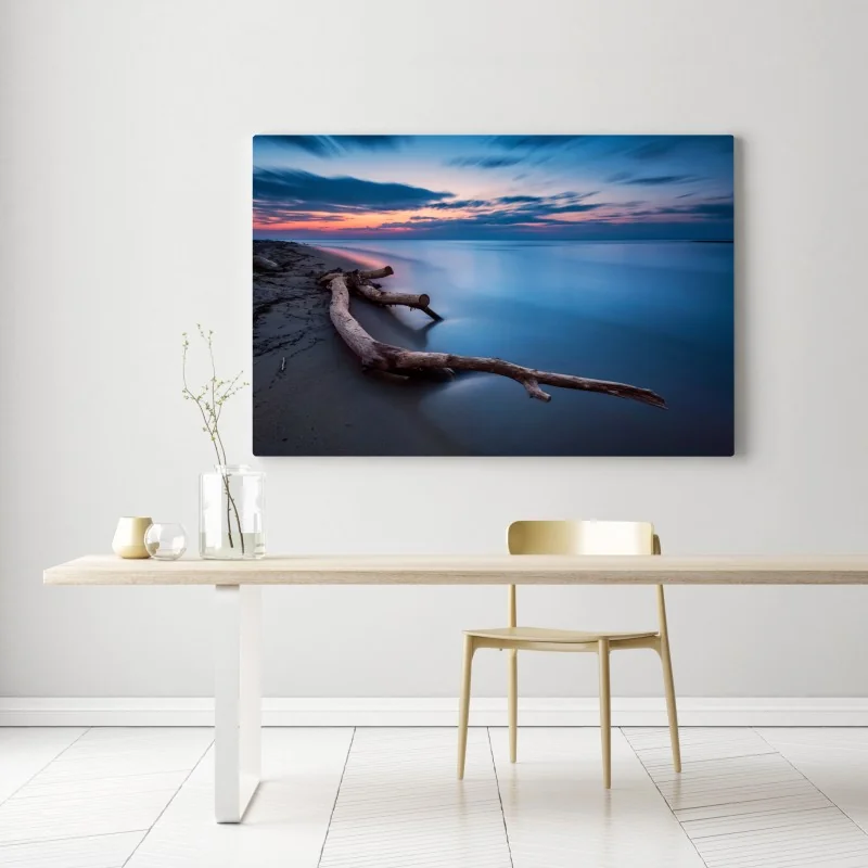 Leinwandbild treibholz bei dämmerung am ruhigen strand – Wallnifity® Leinwandbild treibholz bei dämmerung am ruhigen strand – Wallnifity®