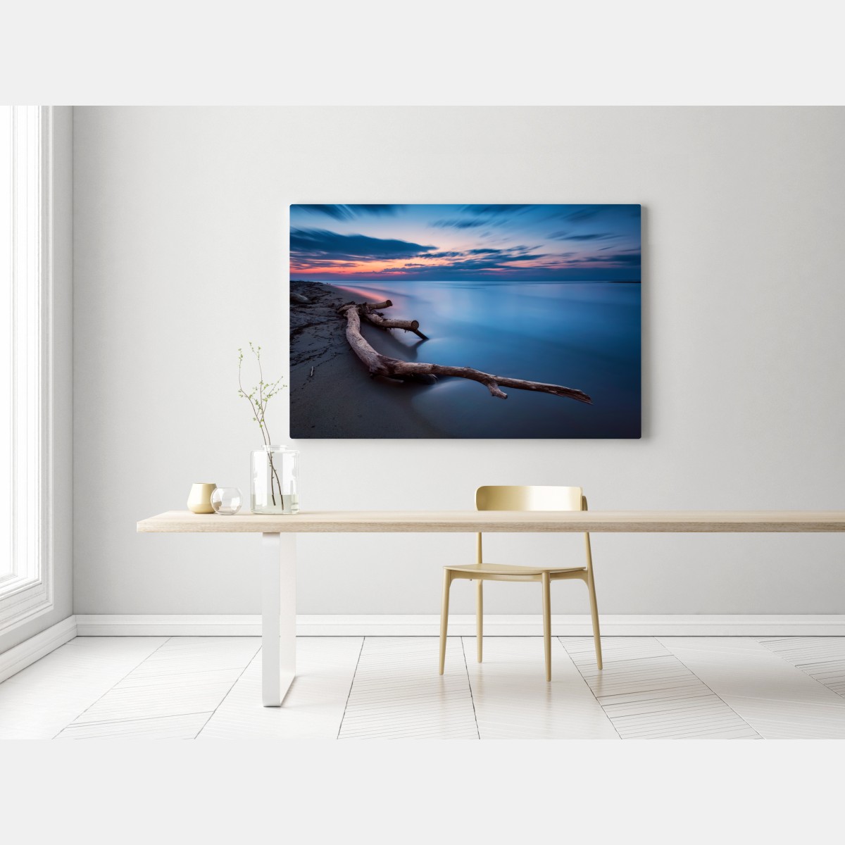 Leinwandbild treibholz bei dämmerung am ruhigen strand – Wallnifity® Leinwandbild treibholz bei dämmerung am ruhigen strand – Wallnifity®