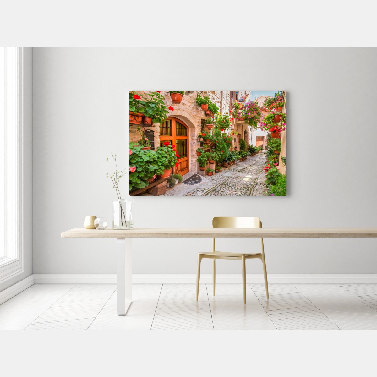 Leinwandbild sonnige gasse in Italien mit blühenden töpfen – Wallnifity® Leinwandbild sonnige gasse in Italien mit blühenden töpfen – Wallnifity®