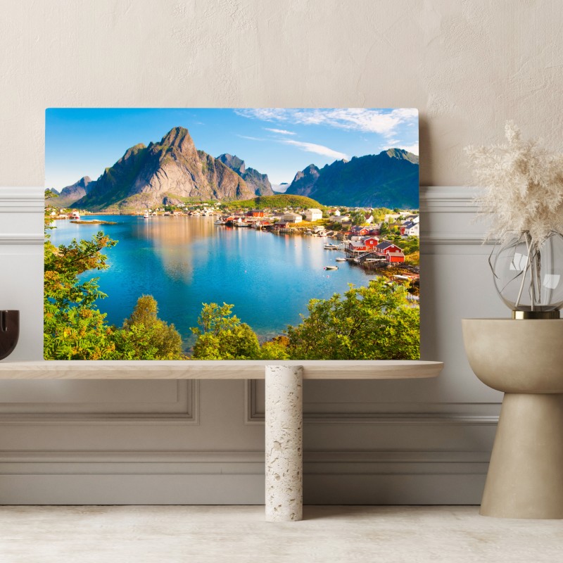 Leinwandbild ruhiges fjorddorf mit bergen und spiegelungen – Wallnifity® Leinwandbild ruhiges fjorddorf mit bergen und spiegelungen – Wallnifity®