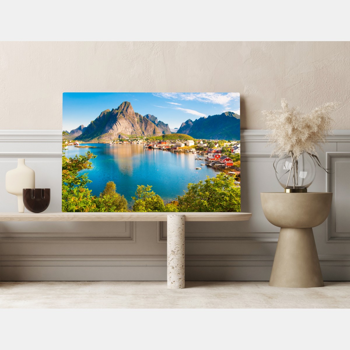 Leinwandbild ruhiges fjorddorf mit bergen und spiegelungen – Wallnifity® Leinwandbild ruhiges fjorddorf mit bergen und spiegelungen – Wallnifity®