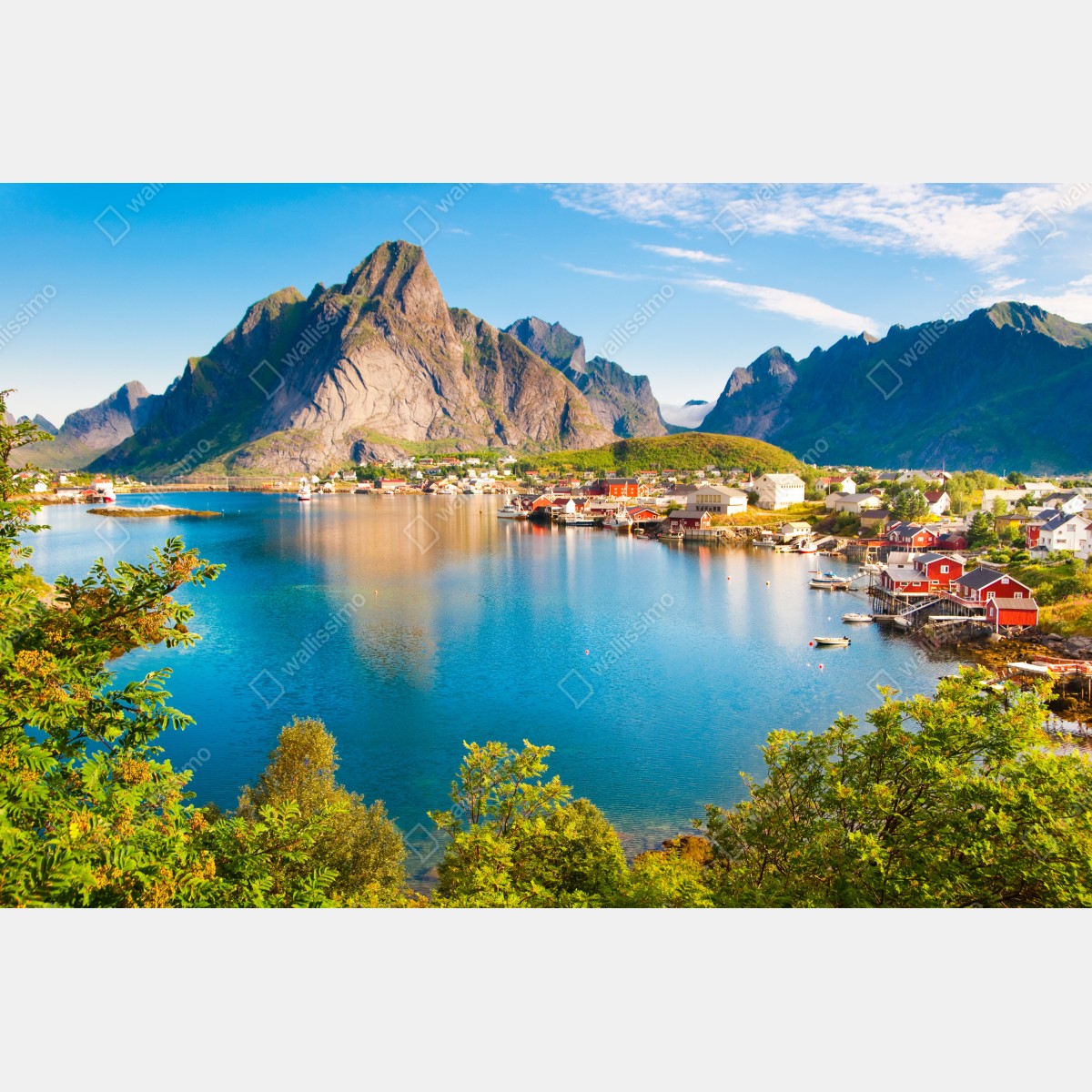 Leinwandbild ruhiges fjorddorf mit bergen und spiegelungen – Wallnifity® Leinwandbild ruhiges fjorddorf mit bergen und spiegelungen – Wallnifity®