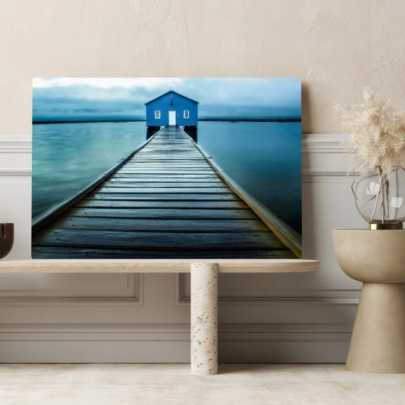 Leinwandbild blaues bootshaus am ende des stegs – Wallnifity® Leinwandbild blaues bootshaus am ende des stegs – Wallnifity®
