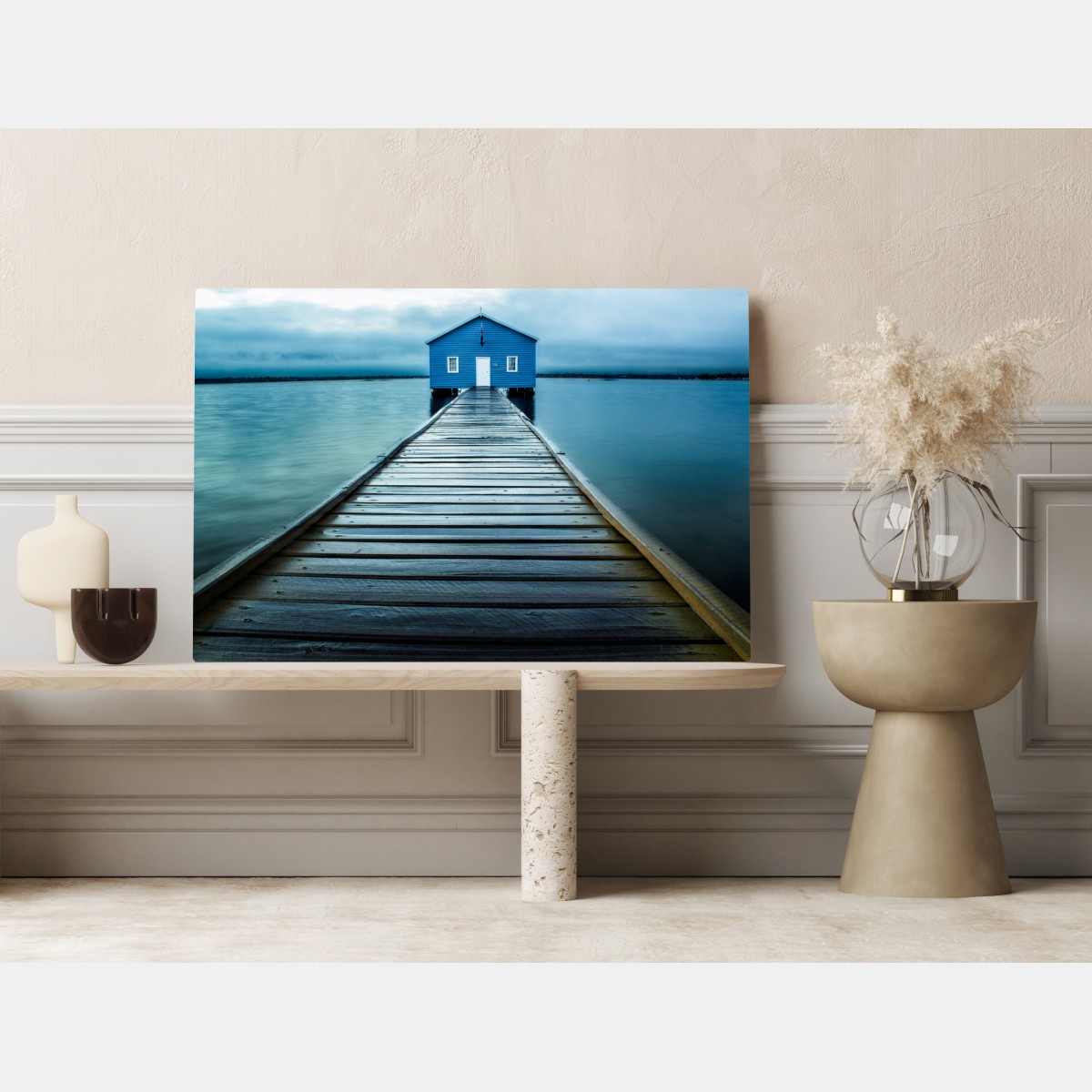 Leinwandbild blaues bootshaus am ende des stegs – Wallnifity® Leinwandbild blaues bootshaus am ende des stegs – Wallnifity®