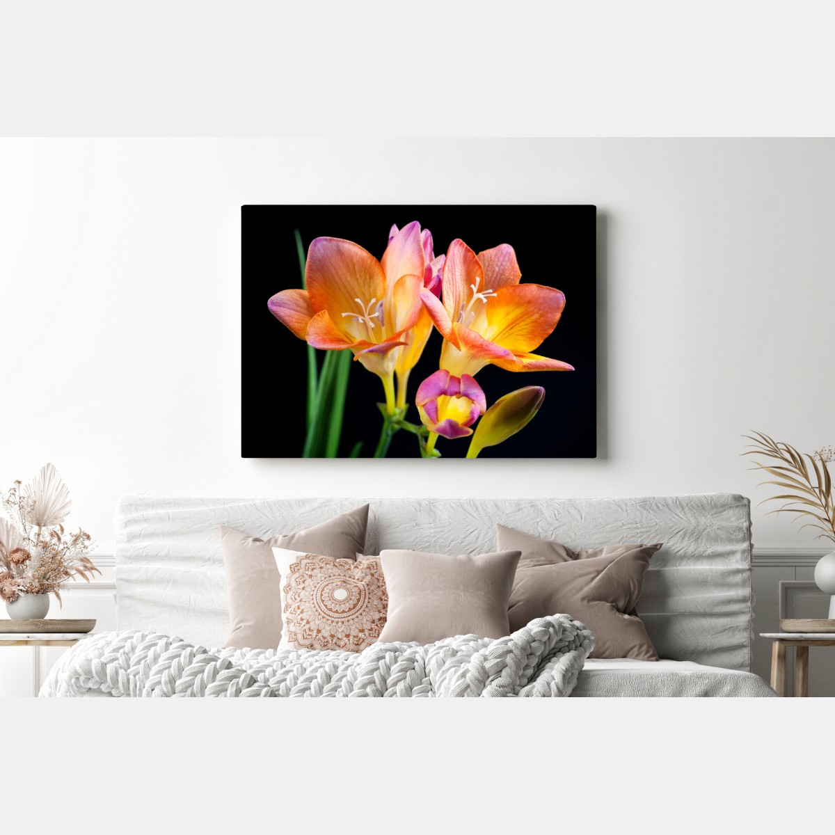 Leinwandbild leuchtende orange freesien vor schwarzem hintergrund – Wallnifity® Leinwandbild leuchtende orange freesien vor schwarzem hintergrund – Wallnifity®
