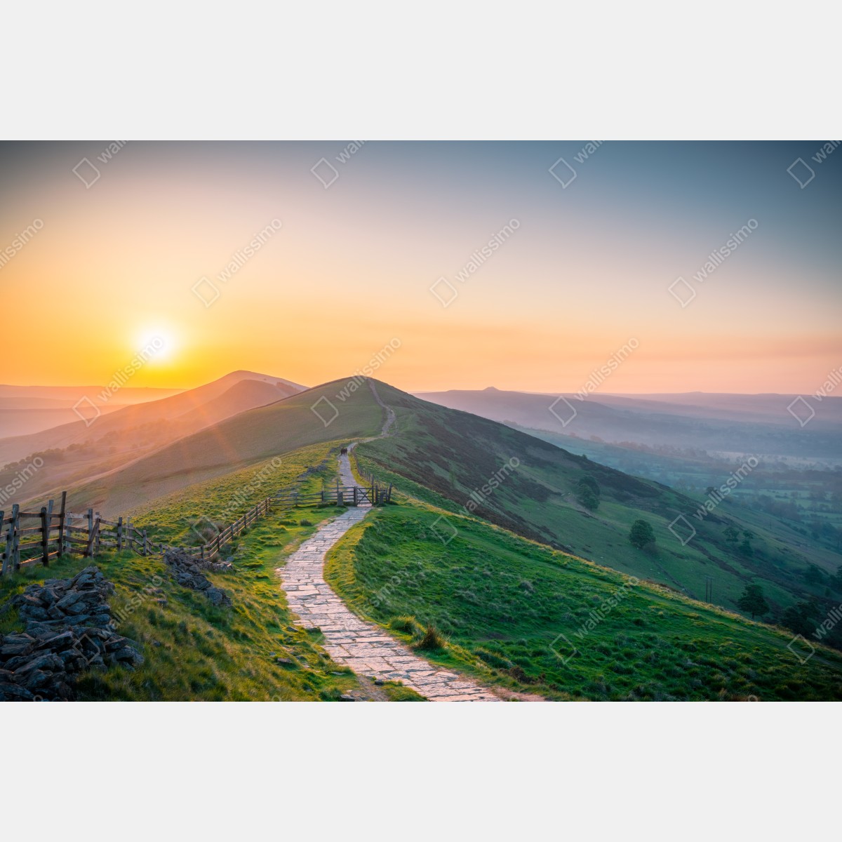 Leinwandbild sonnenaufgang über grünen hügeln mit steinweg – Wallnifity® Leinwandbild sonnenaufgang über grünen hügeln mit steinweg – Wallnifity®