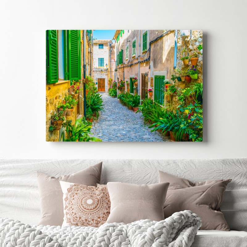 Leinwandbild sonnige gasse mit grünen fensterläden – Wallnifity® Leinwandbild sonnige gasse mit grünen fensterläden – Wallnifity®